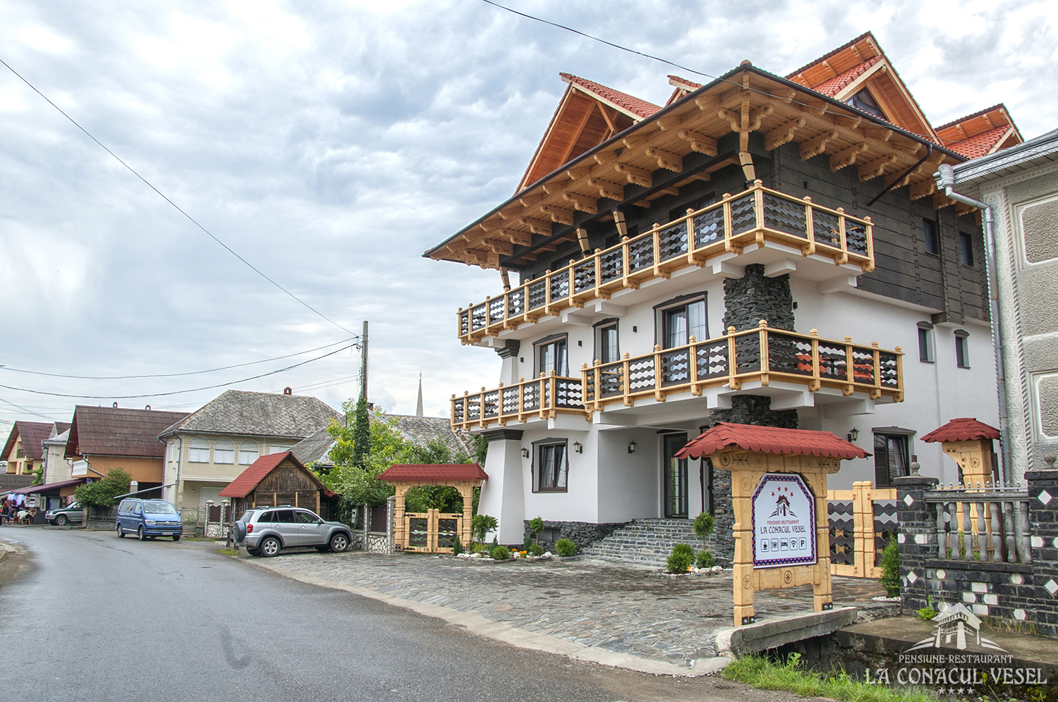 LA-CONACUL-VESEL-SAPANTA- MARAMURES-ROMANIA-air-tour-travel-6